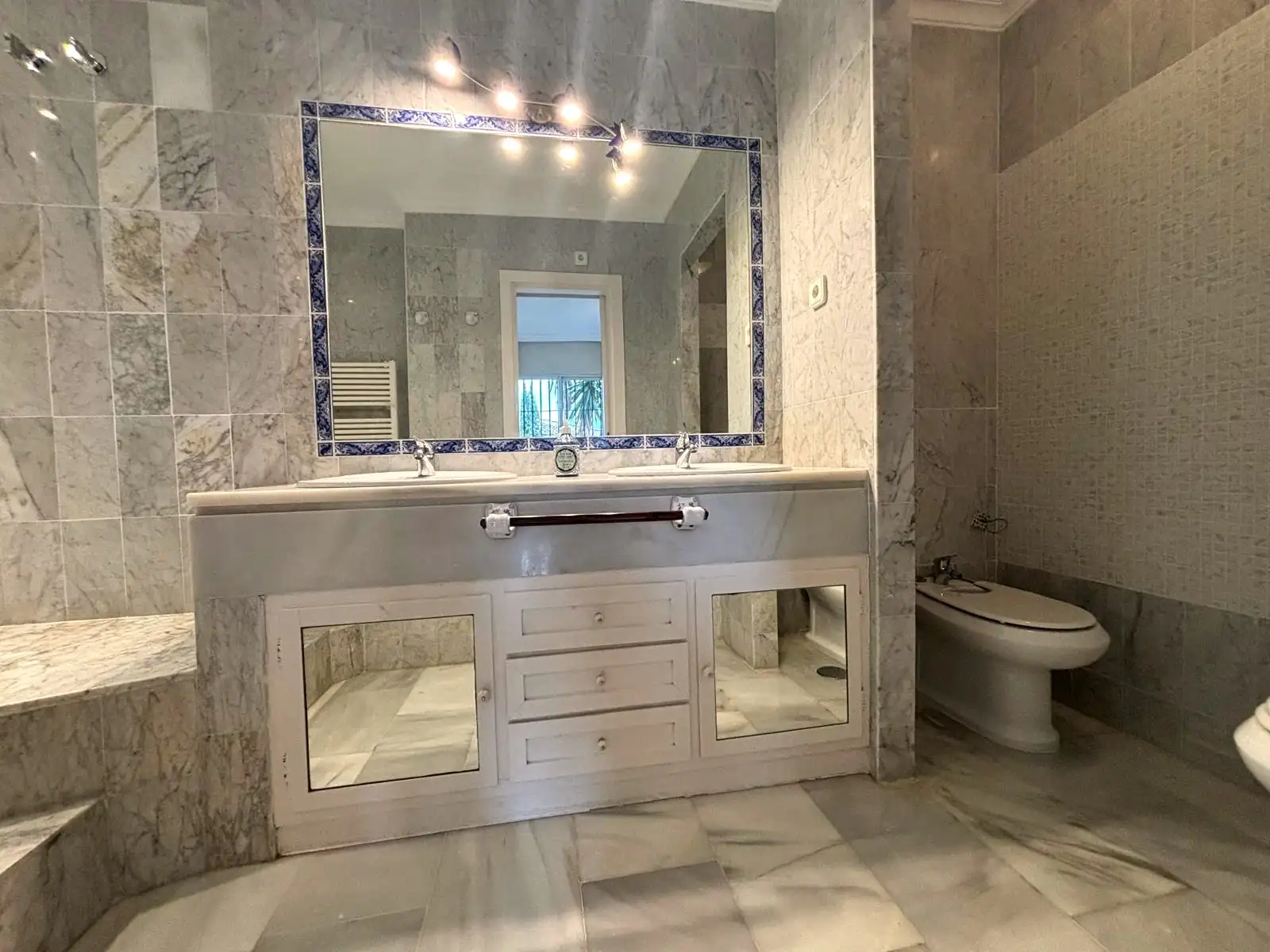 Baño principal amplio con doble lavabo y zona de ducha en Brisas II, Manilva.