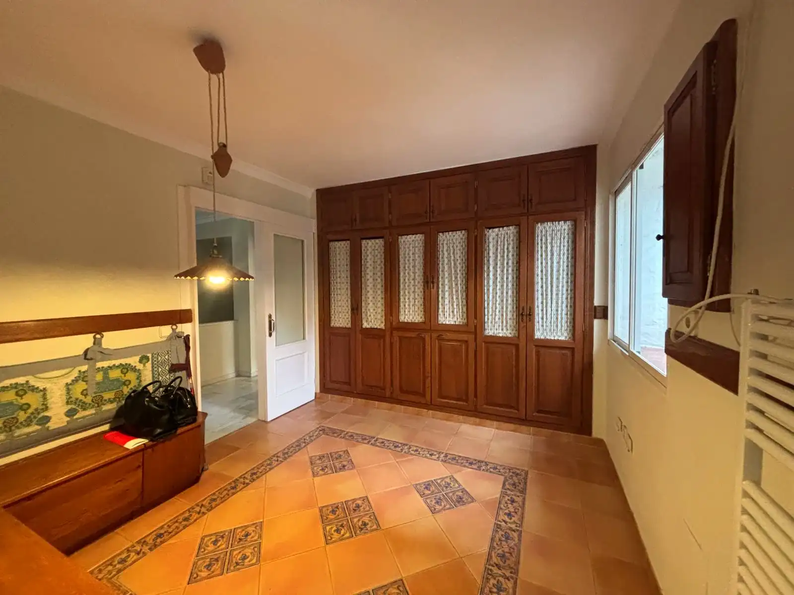 Zona office junto a la cocina con banco en esquina y paso directo hacia la cocina independiente.